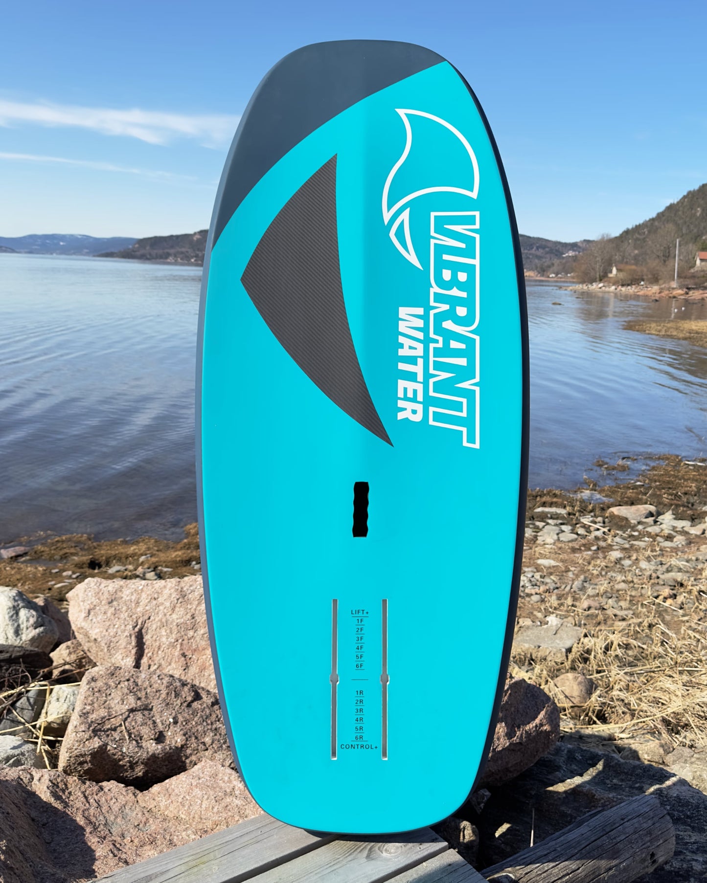 VIBRANT SURF - 5´1´´brett og 940 foil tilbud