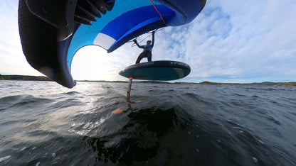 Lær deg wingfoil med Vibrant Surf Jorunn Horgen wingfoiler på Vibrant ustyr