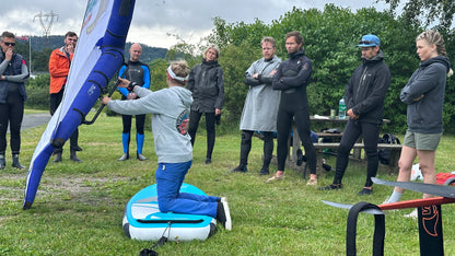 Jorunn Horgen viser bruk av wingfoil vinge på kurs